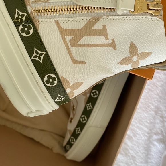 Louis Vuitton - Picture 9 of 12